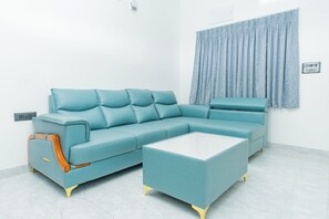 Penthouse | Ruang tamu | TV 