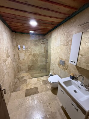 Luxury Suite | Bathroom | Combined shower/bathtub, free toiletries, hair dryer, towels - StoneOwl Hotel&Spa (Tekelli)
