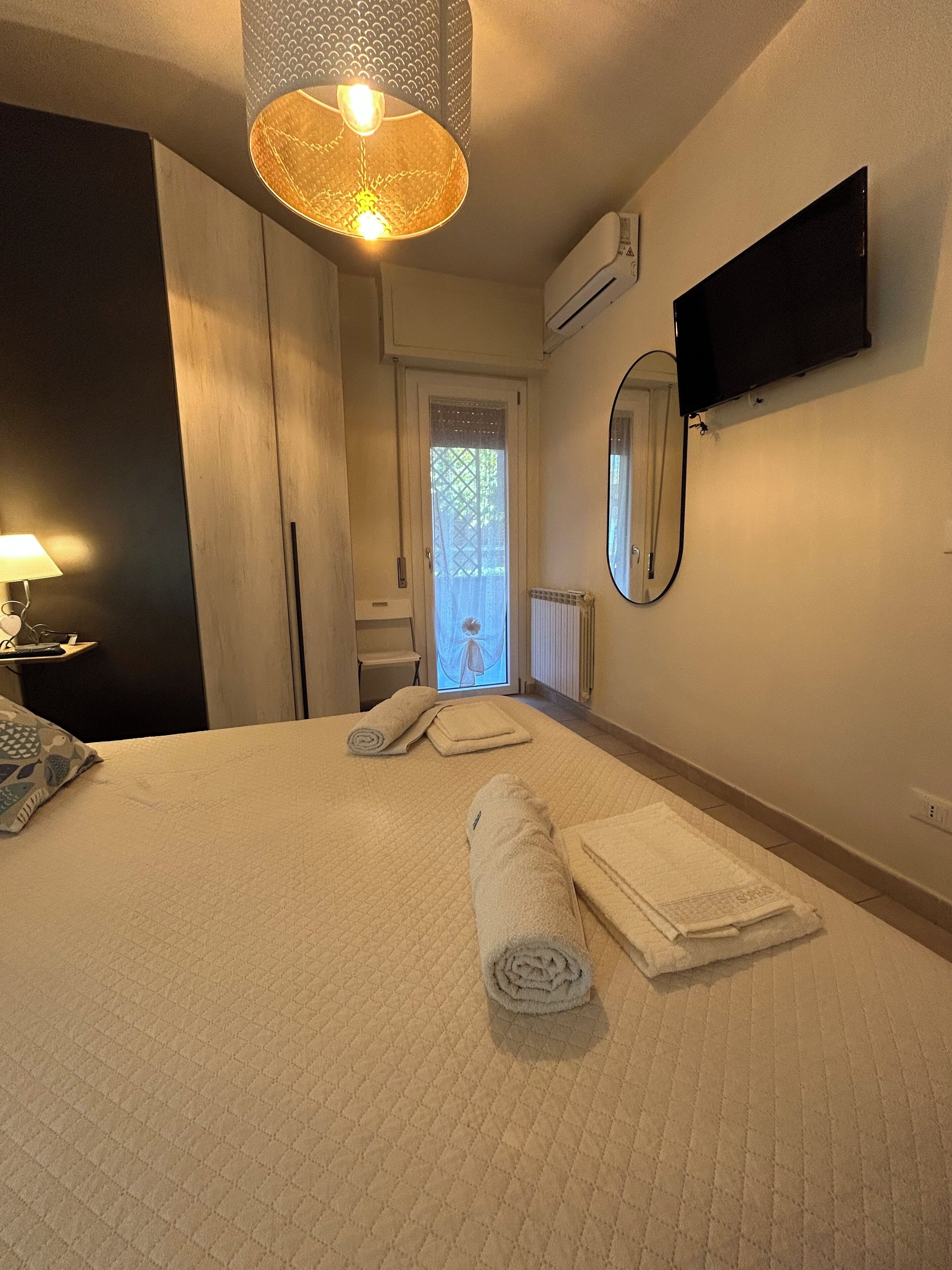 2 عدّة غرف نوم ومكواة/لوح كي وواي فاي مجانًا وملاءات أسرّة