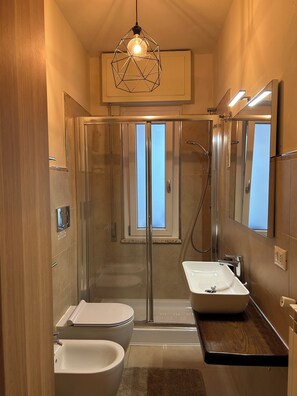 Shower, hair dryer, bidet, towels - Gardenia Guest House (Massa)