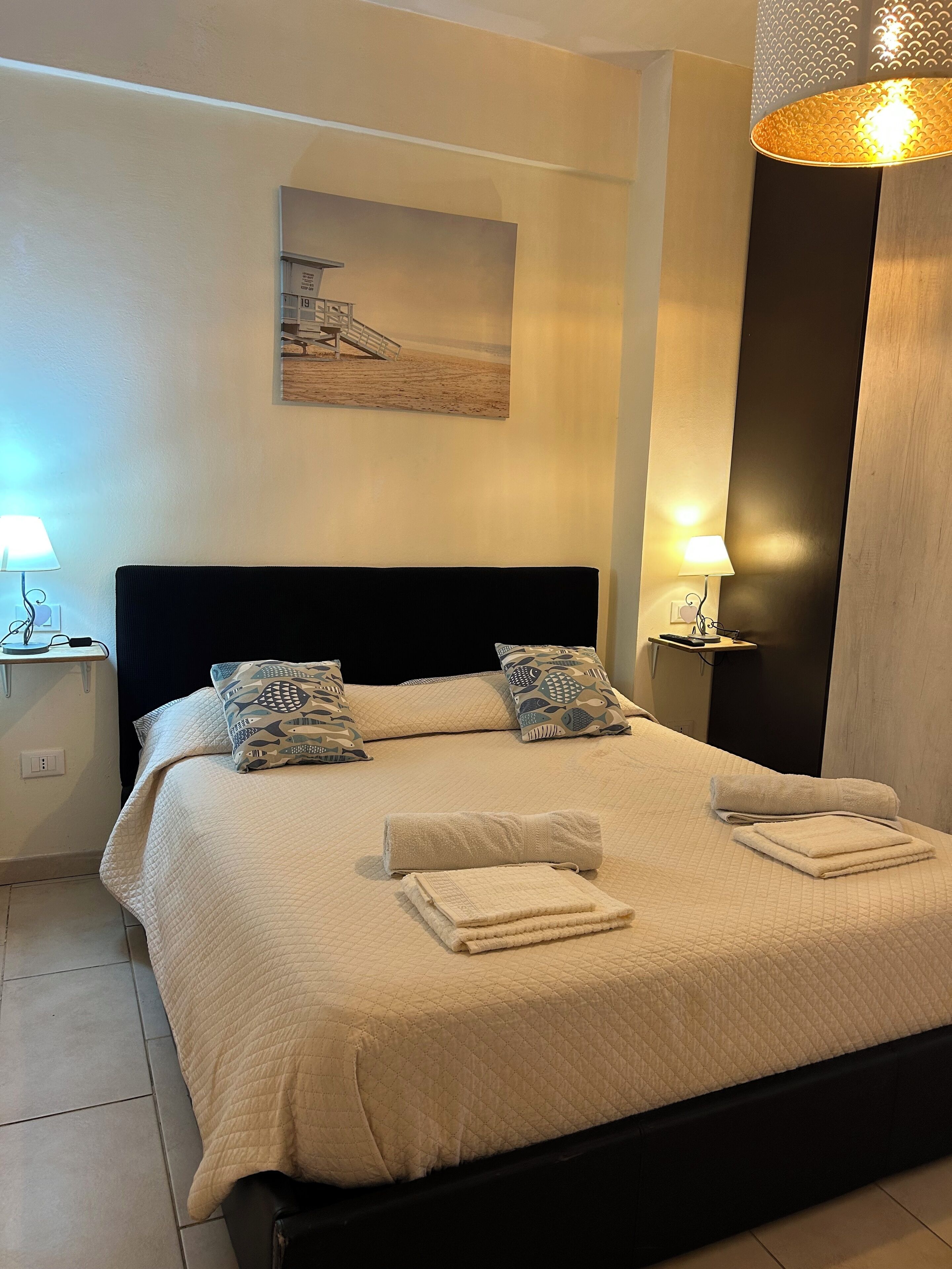 2 عدّة غرف نوم ومكواة/لوح كي وواي فاي مجانًا وملاءات أسرّة