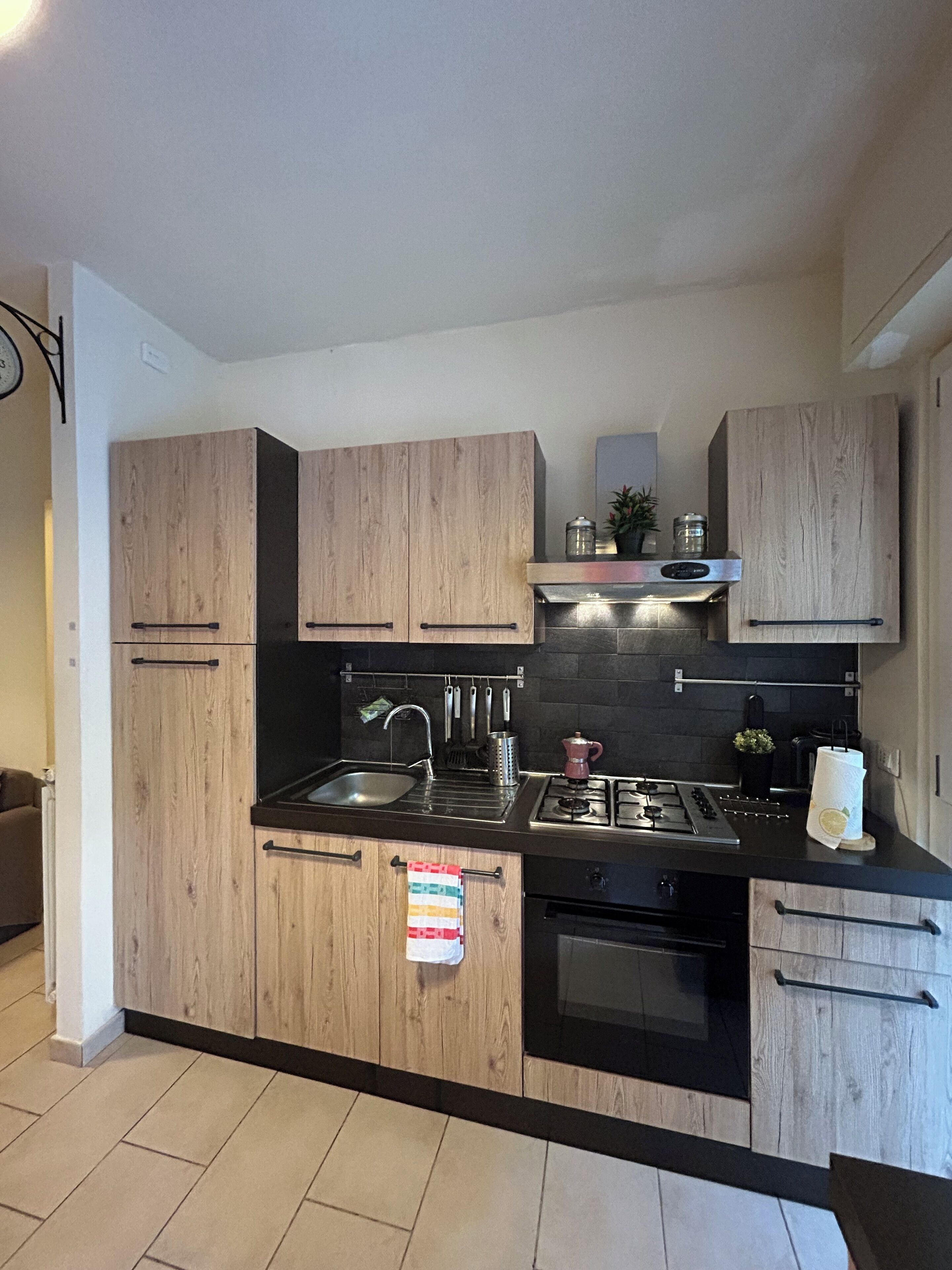 Geladeira, fogão, cooktop, chaleira elétrica