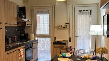 Fridge, oven, stovetop, electric kettle