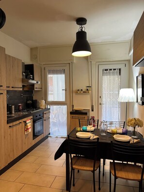 Geladeira, fogão, cooktop, chaleira elétrica