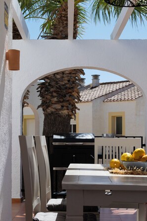 Outdoor dining - *Casa Flora* Bungalow with pool in Calpe (Calp)