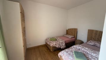 Appartement, balkon, uitzicht op stad | Een strijkplank/strijkijzer, gratis wifi