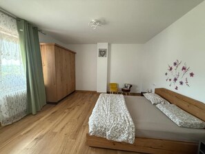 Apartemen Keluarga, patio, pemandangan kota | Setrika/meja setrika dan Wi-Fi gratis