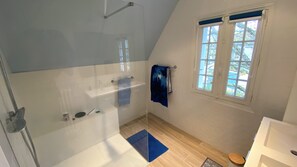 Shower, hair dryer, toilet paper - La Villa FranceYann (Carnac)