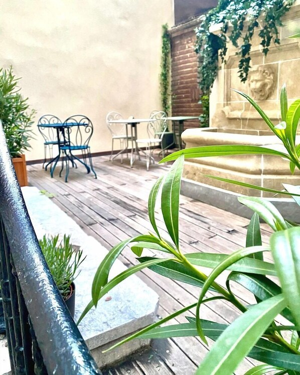 Outdoor dining - Music Hotel (Marseille)