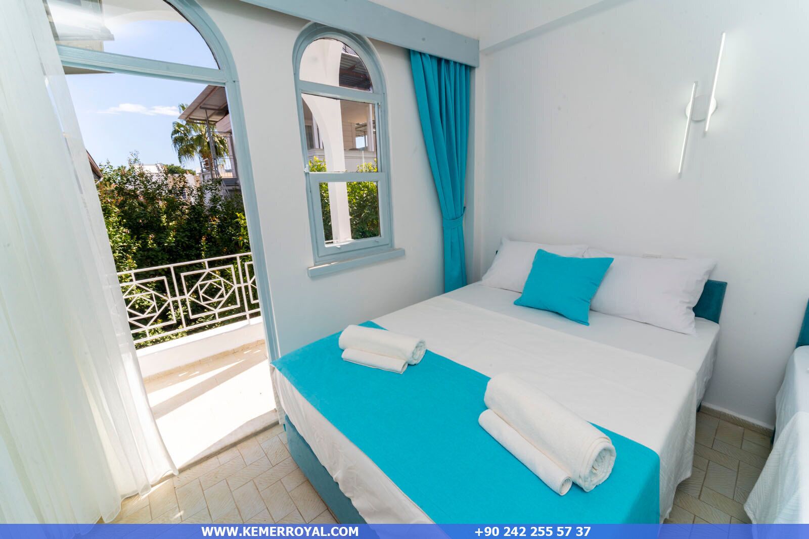 Kamar Triple Deluks, balkon, pemandangan kolam renang | Tirai kedap cahaya dan Wi-Fi gratis