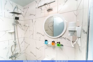 Kamar Triple Deluks, balkon, pemandangan kolam renang | Kamar mandi | Shower, perlengkapan mandi gratis, pengering rambut, dan sandal