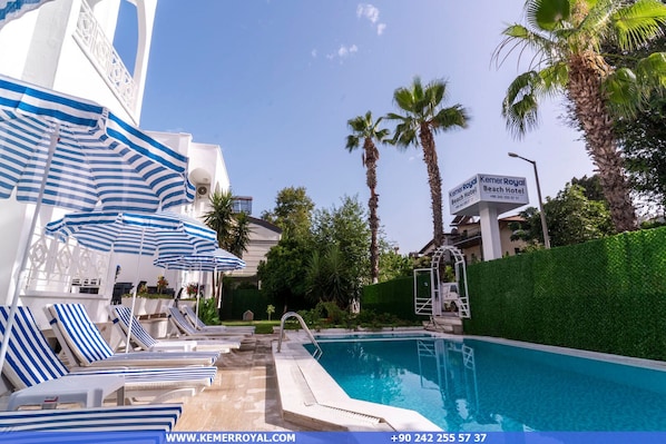 Kolam renang outdoor musiman, dengan payung kolam renang