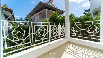 デラックス トリプルルーム バルコニー プールビュー | 施設の敷地