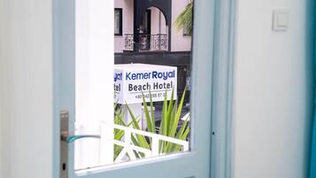 Standard Double Room, Balcony, Garden View | Interior