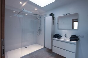 Shower, hair dryer, towels, soap - Relaxing in the High Fens (Waimes)