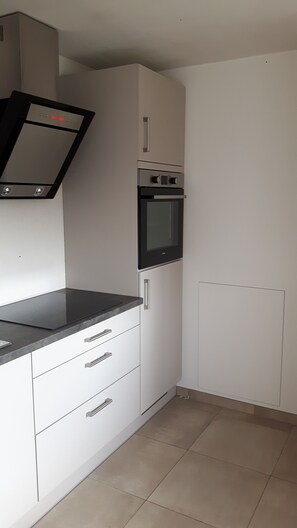 Réfrigérateur, four, plaque de cuisson, cafetière/bouilloire