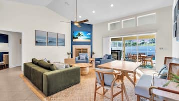 Televisión y chimenea