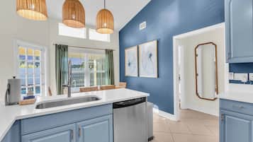 Microondas, horno, parrilla de estufa y lavavajillas