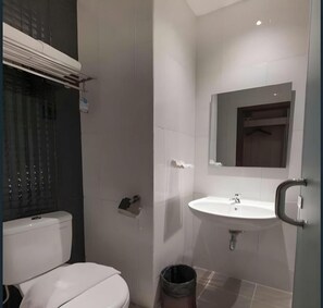 Bathroom - Hotel 88 Fatmawati (Jakarta)