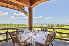 Outdoor dining - Pirin Golf Country Club Apartments (Razlog)