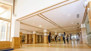 A spacious dance studio with wooden floors and mirrored walls. - Pirin Golf Country Club Apartments (Razlog)