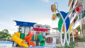 A water park with multiple slides and a large water feature. - Marina Flat And Nautica (Caldas Novas)