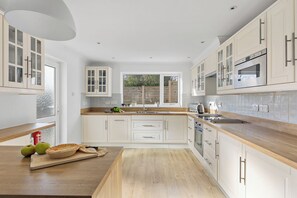 Fridge, microwave, oven, dishwasher - Beautiful 3 bed bungalow | Quiet location | Rock (Wadebridge)