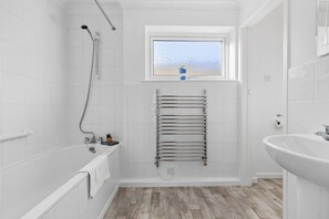 Een douche, een haardroger, handdoeken, zeep