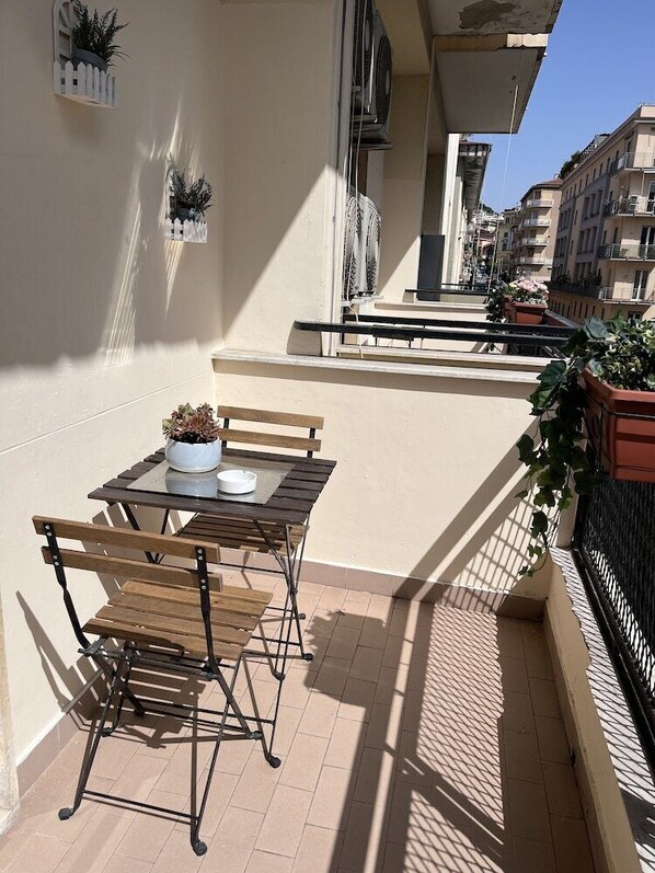 Outdoor dining - Suite 39 BnB (Salerno)