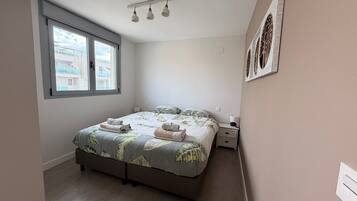 Een strijkplank/strijkijzer, wifi, beddengoed