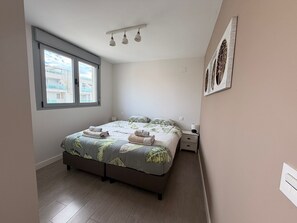 Een strijkplank/strijkijzer, wifi, beddengoed