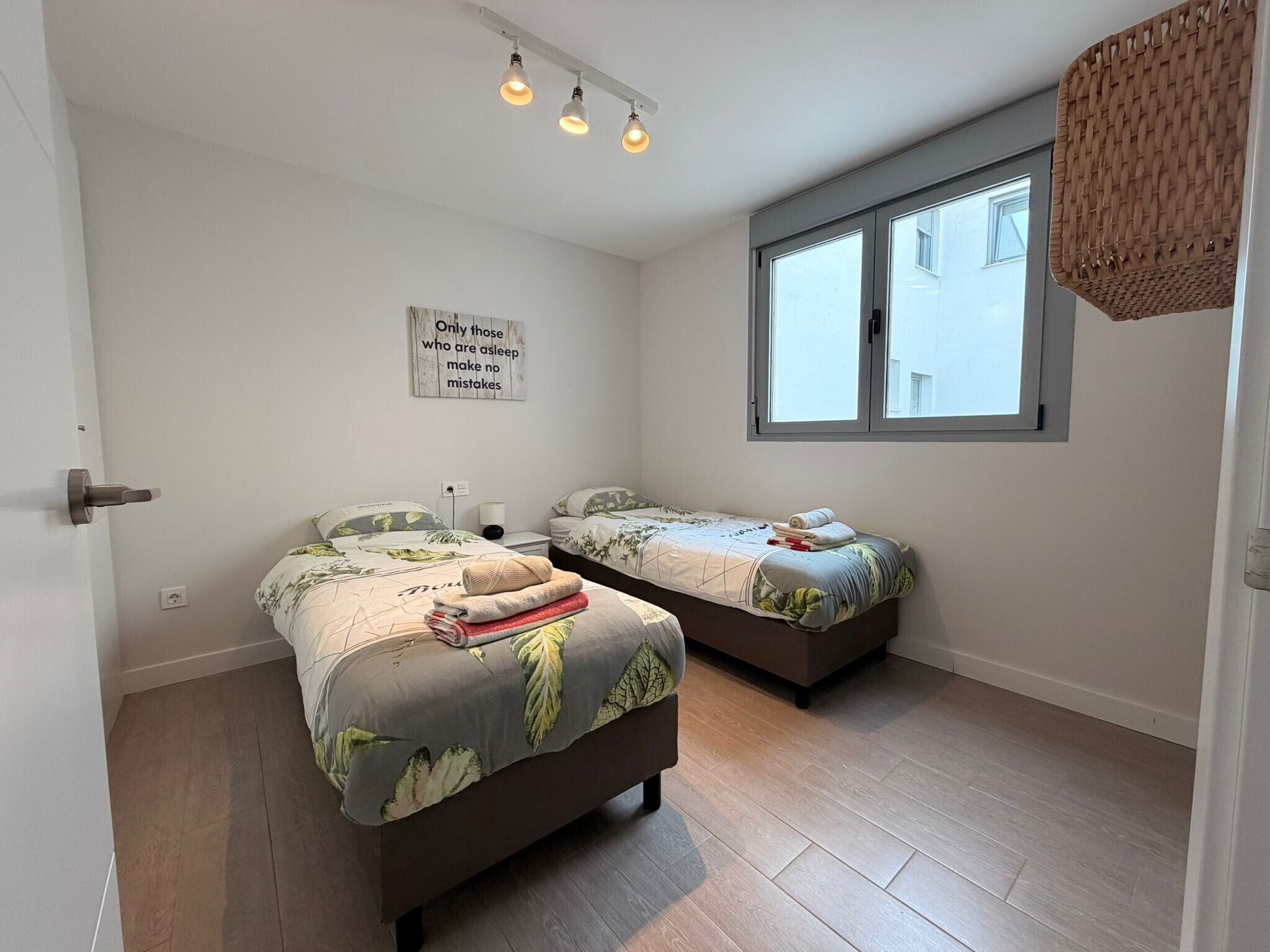 Iron/ironing board, WiFi, bed sheets