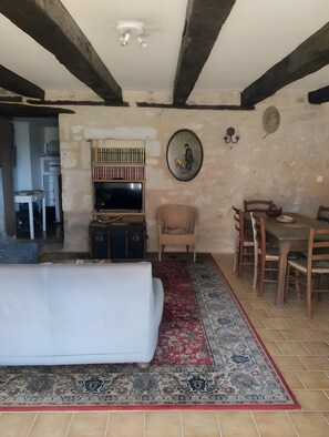 TV - Holiday Home "Chez Roger" – Your Peaceful Retreat (Sorges et Ligueux en Périgord)