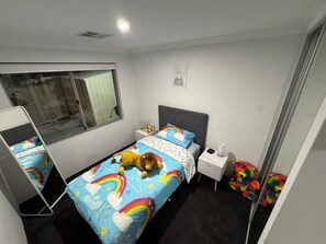 3 soverom, strykejern/-brett, internettilgang og sengetøy