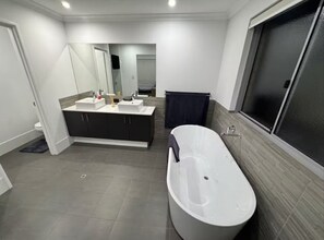 Hårføner, håndklær, såpe og toalettpapir