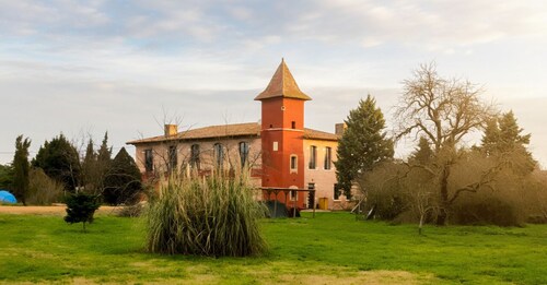 Château Fourclins – charming 8-bedroom gîte with park & pond