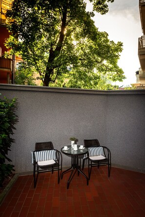 Outdoor dining - Meridien Luxury Apartments (Zagreb)