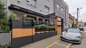 A modern building with a restaurant named 'Jana' and 'Madison's Wine Bar' on the ground floor. - Meridien Luxury Apartments (Zagreb)