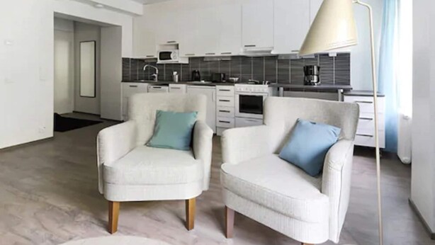 A modern living room with two armchairs and a floor lamp. - Sato Hotelhome Kamppi (Helsinki)