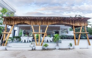 Outdoor dining - JM Hotel Bar & Karaoke (Kuta)