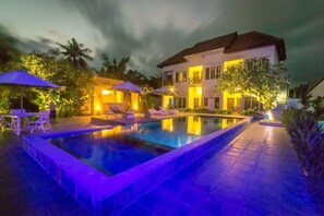 Outdoor pool - JM Hotel Bar & Karaoke (Kuta)