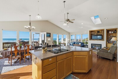 Ocean Views, Dogs Ok, Steps to the Beach & Walk to Town!-Manzanita Magic