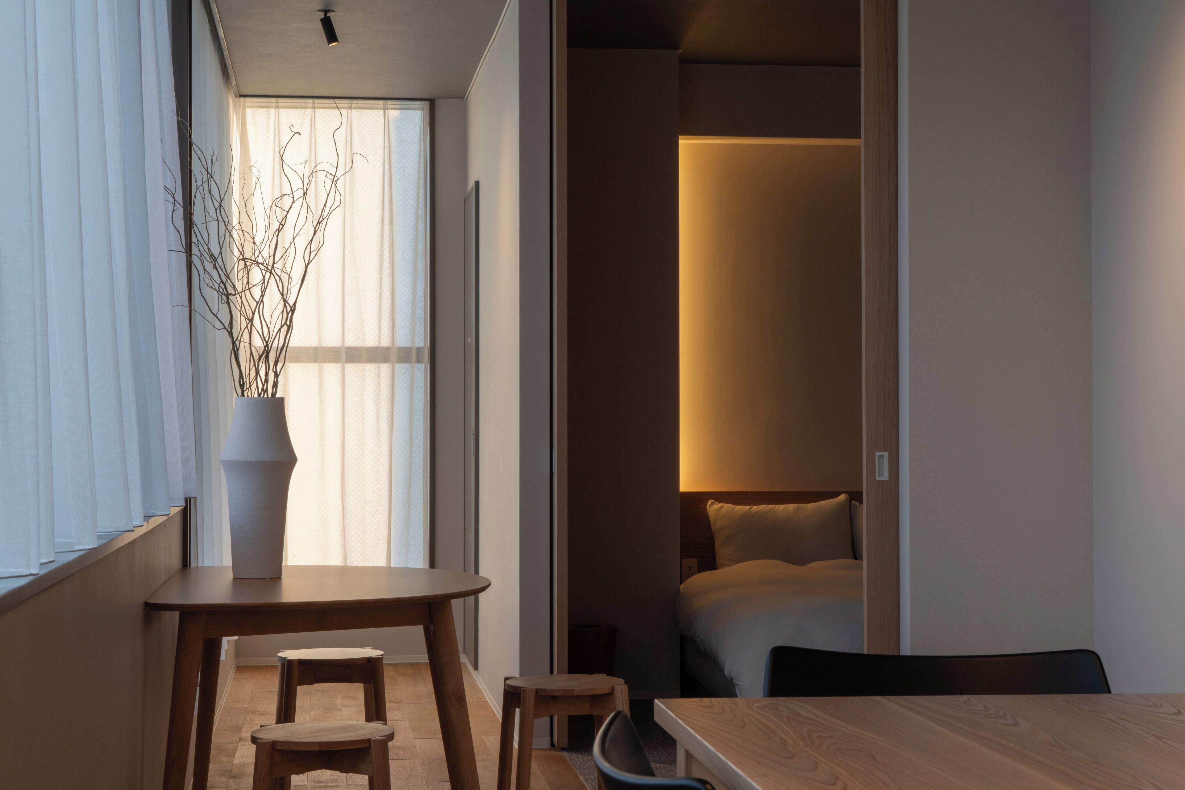 Meja kerja, ruang kerja ramah laptop, dan setrika/meja setrika