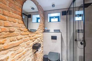 Hair dryer, towels, toilet paper - Compact city oasis with private entrance - Direct center (Varna)