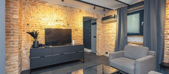 Compact city oasis with private entrance - Direct center