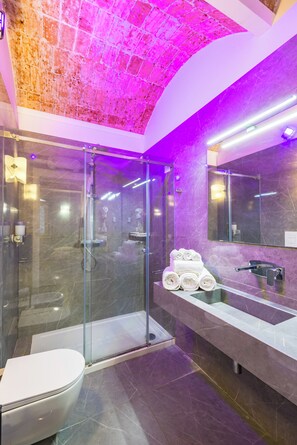 Camera (1 Bedroom) | Bagno | Doccia, bidet