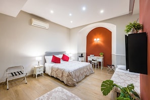 1 bedroom, bed sheets - Residenza Matilde by NapoliApartments (Naples)