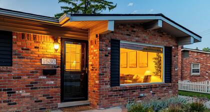 Luxury Look in Plymouth I Walk to Downtown l Sleeps 8 I Hot Tub