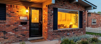 Luxury Look in Plymouth I Walk to Downtown l Sleeps 8 I Hot Tub