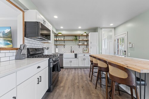 Luxury Look in Plymouth I Walk to Downtown l Sleeps 8 I Foosball & Games